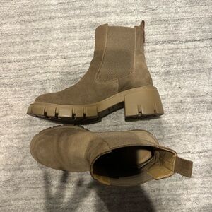 Russell & Bromley City Law Cleated Heel Chelsea Boot size 40